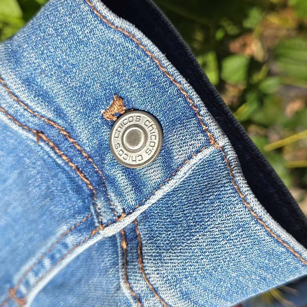 CHICOS Floral Denim Button Down Shacket  SZ 1              (MSTR C) - Picture 8 of 12